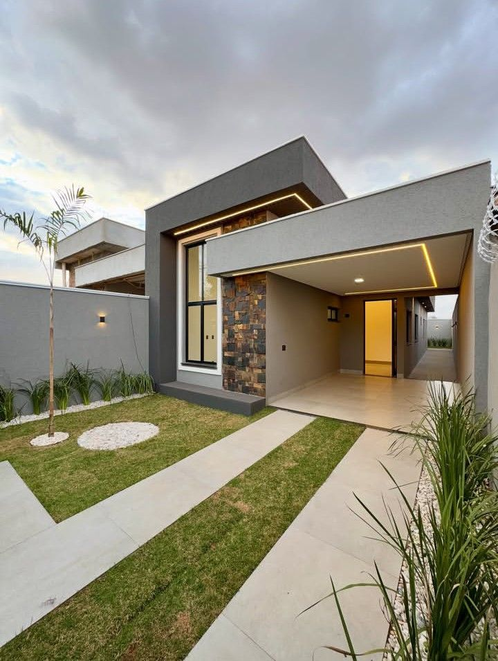 Casa de alto padrão com garagem coberta