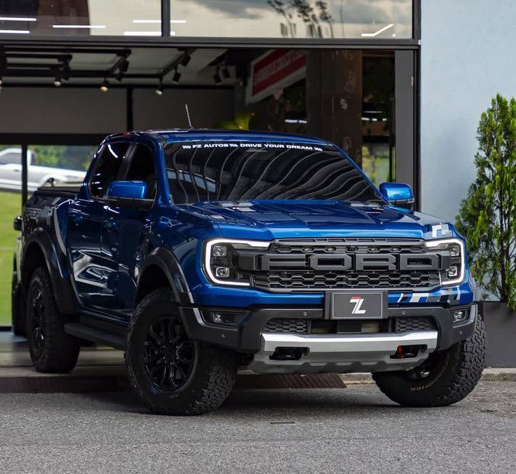 Ford Ranger Raptor azul em showroom