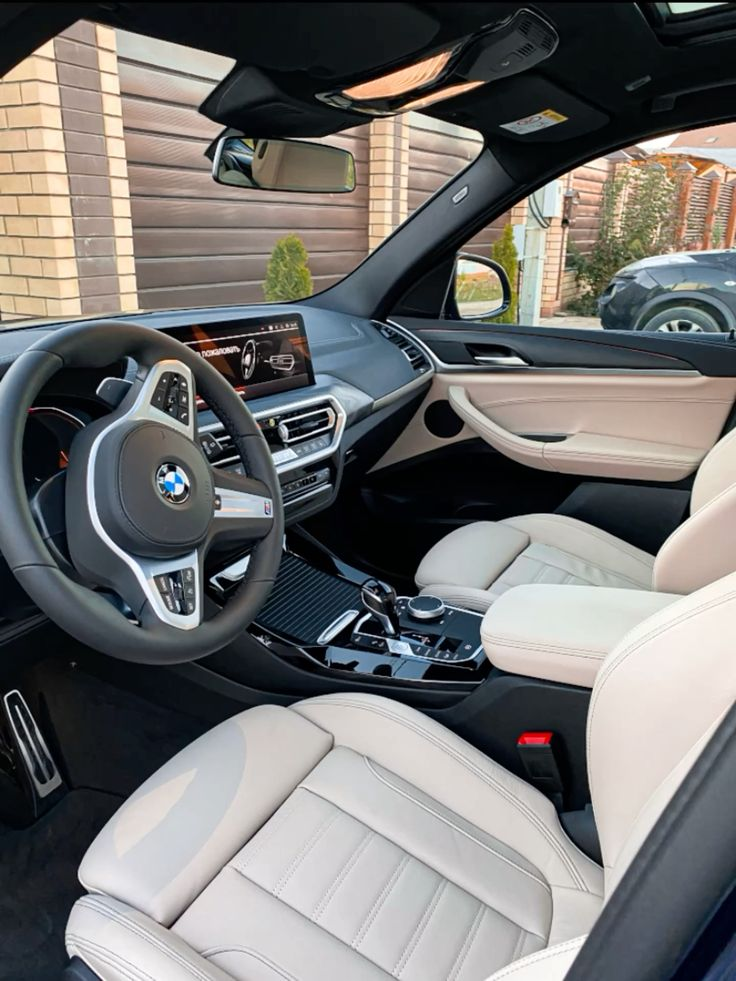 Interior da BMW 320i M Sport com bancos em couro claro